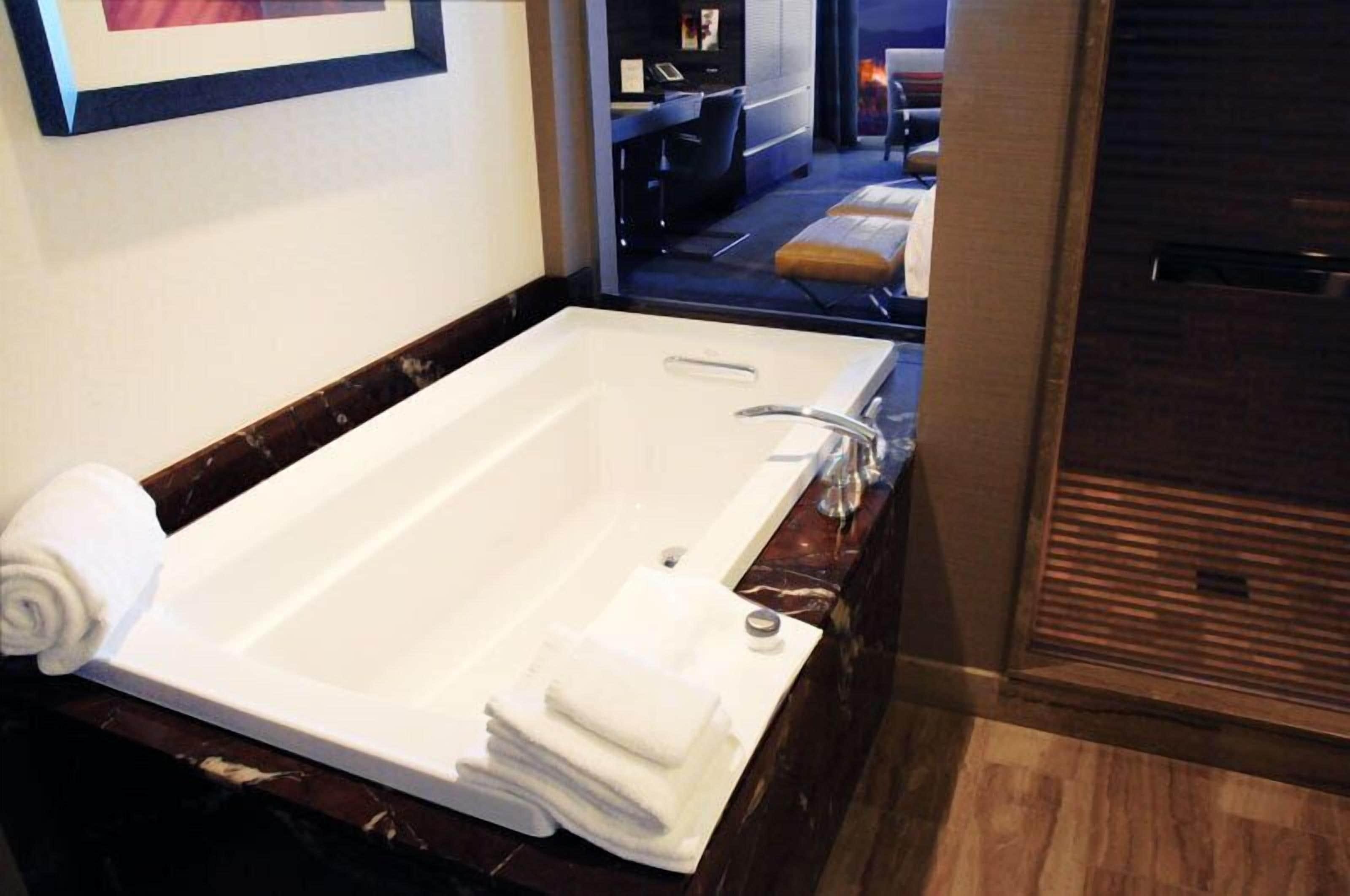 Luxury Strip View 2 Queen
